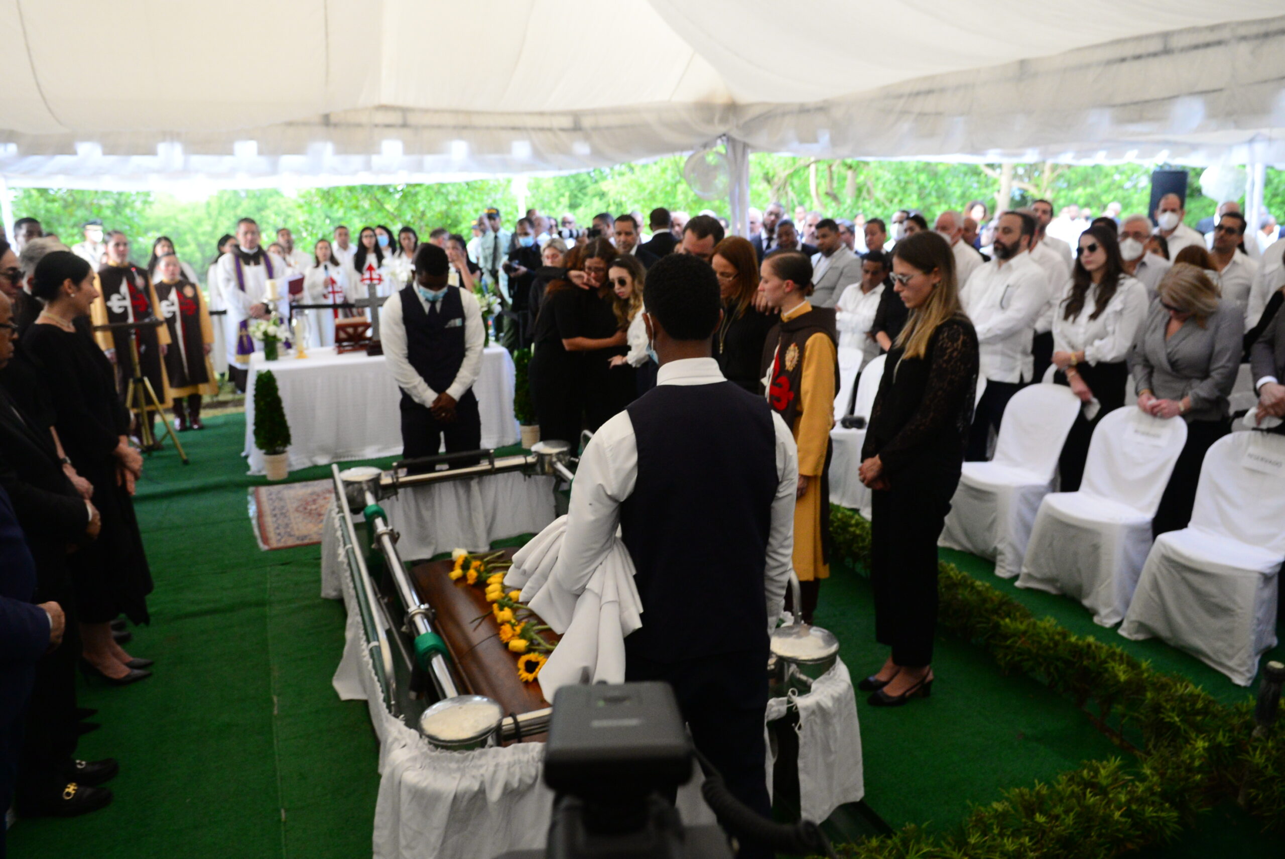 En ambiente de tristeza, familias y amigos dan el ultimo adiós a Orlando. Foto: Jhonny Rotestan