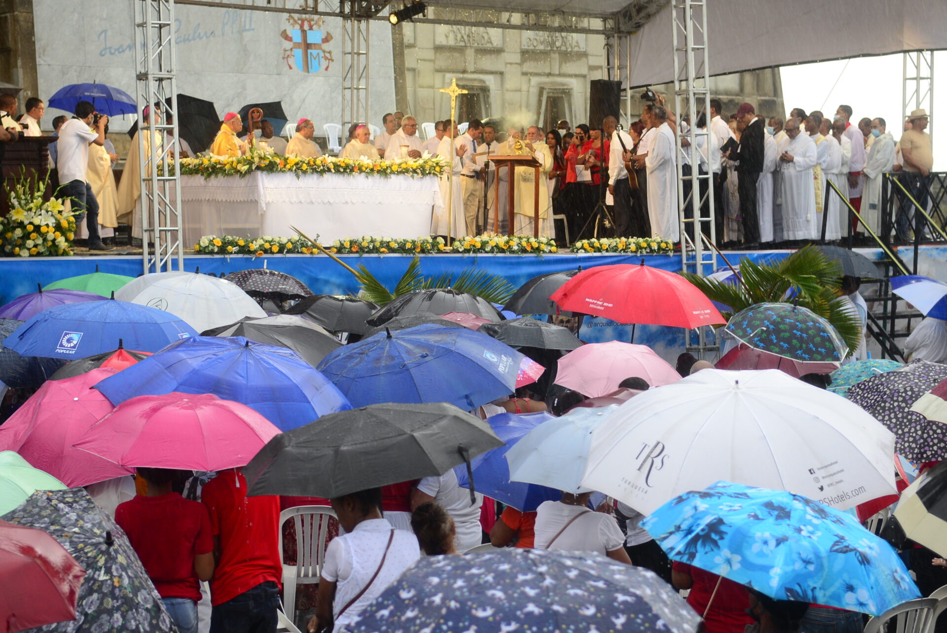 Igelsia catolica realiza eucaristia en el Faro Colon. Foto: Johnny Rotestan