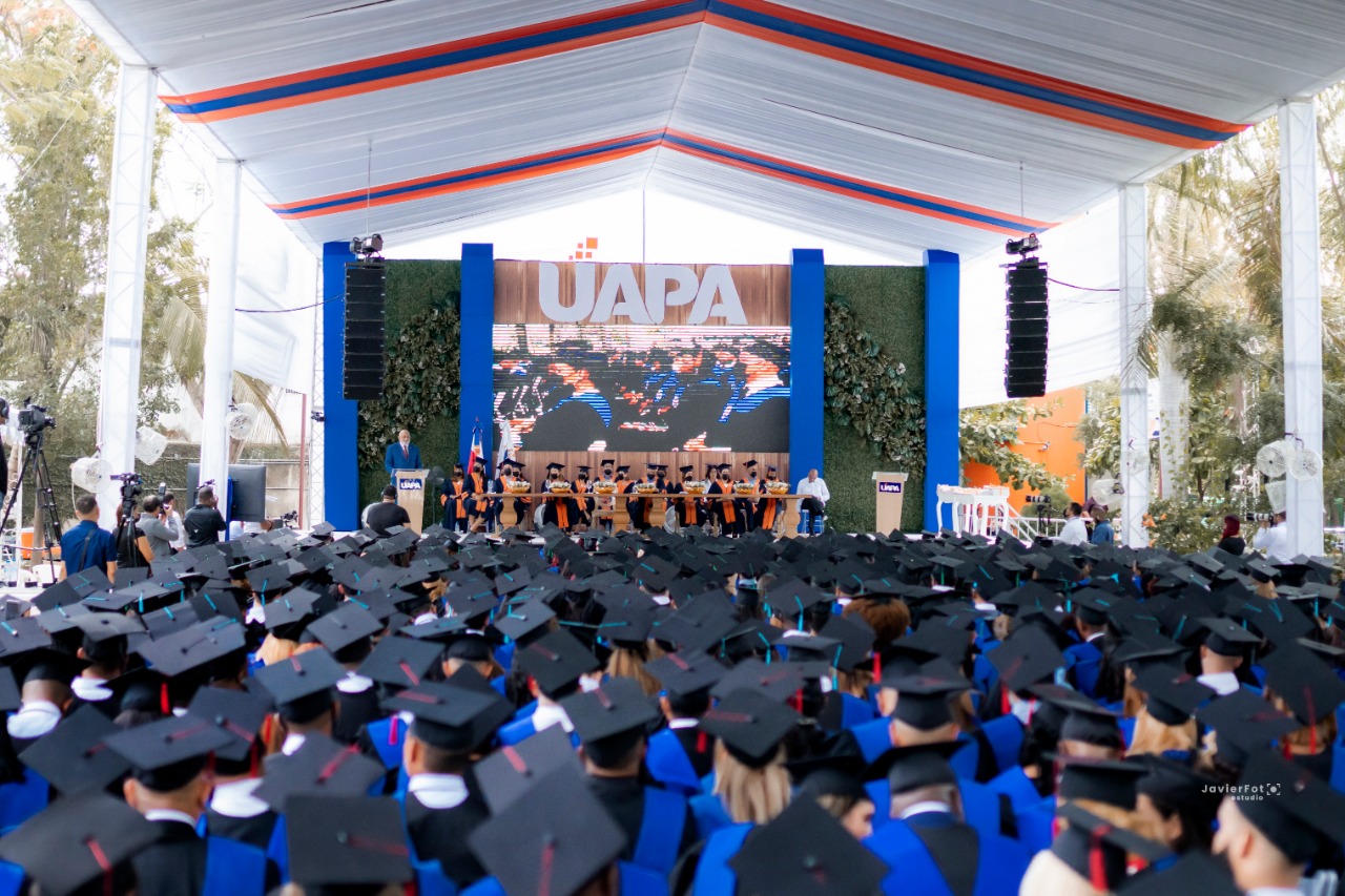 UAPA celebra su sexagésima quinta graduación con 1,220 profesionales