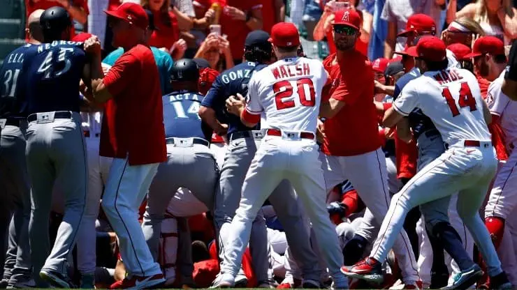 La monumental pelea entre Angels y Mariners deja 12 suspendidos en MLB