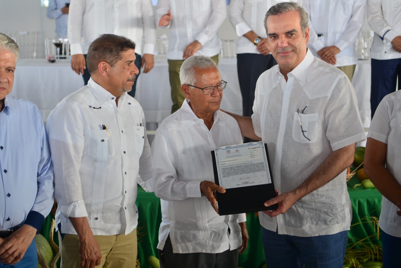Presidente entrega 1176 títulos de propiedad en Hato del Yaque