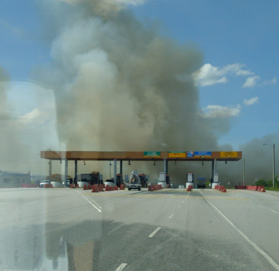 Fuerte humareda dificulta movimiento vehicular en Autopista El Coral