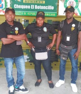 Detienen tres haitianos con instrumentos de oficiales de altos rango