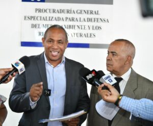 Abogados depositan instancia por contaminación barcazas en rio Ozama