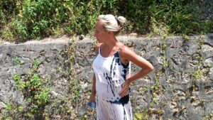 Mujer rusa embarazada deambula en Samaná