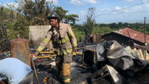 Bombero acude a sofocar fuego y se lleva la sorpresa de que era su casa