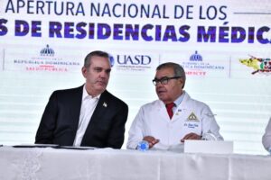 El presidente de la República, Luis Abinader junto al presidente del Colegio Medico Dominicano, Senén Caba. Foto: Danny Polanco