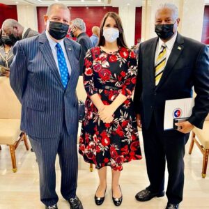 De izquierda a derecha: el Ministro de Transporte y Minas, Senador Audley Shaw, la Embajadora dominicana en Jamaica, Angie Martínez y el Director General de la Autoridad de Aviación Civil de Jamaica, Nari Williams-Singh.