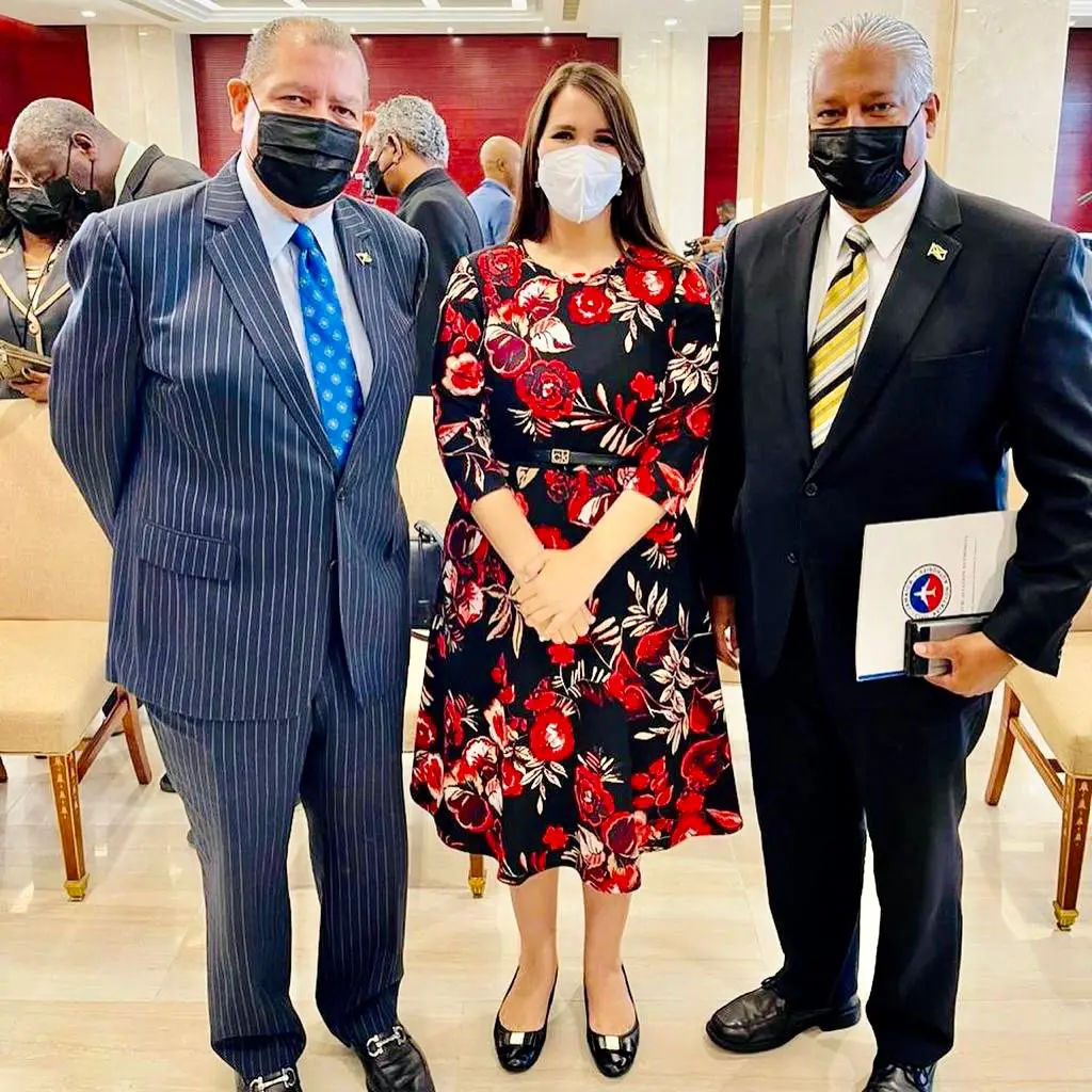 De izquierda a derecha: el Ministro de Transporte y Minas, Senador Audley Shaw, la Embajadora dominicana en Jamaica, Angie Martínez y el Director General de la Autoridad de Aviación Civil de Jamaica, Nari Williams-Singh.