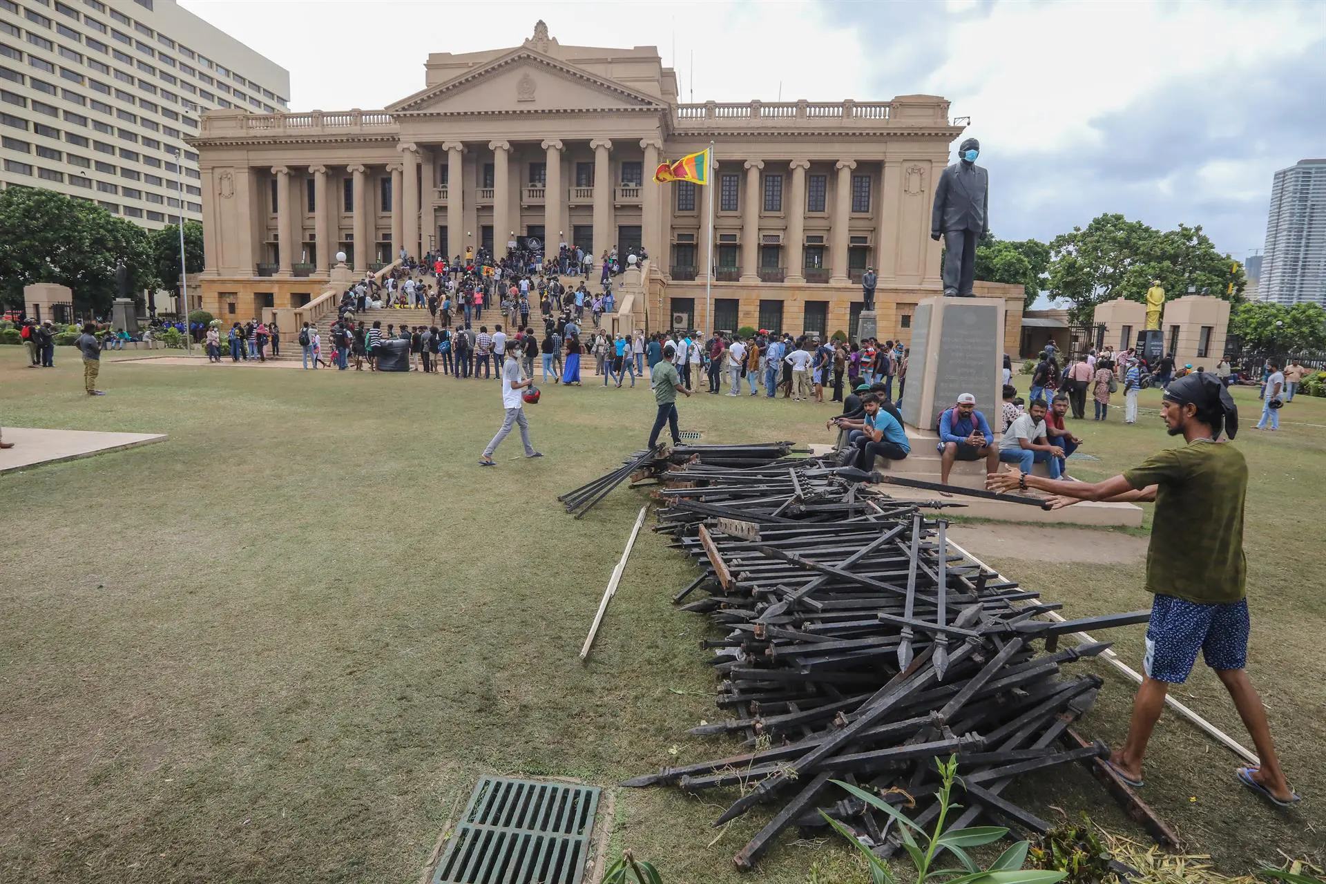 Las fuerzas de seguridad recurrieron por su parte al uso de gases lacrimógenos y cargaron contra manifestantes y resultaron también heridos algunos periodistas que cubrían los eventos. Fuente Externa