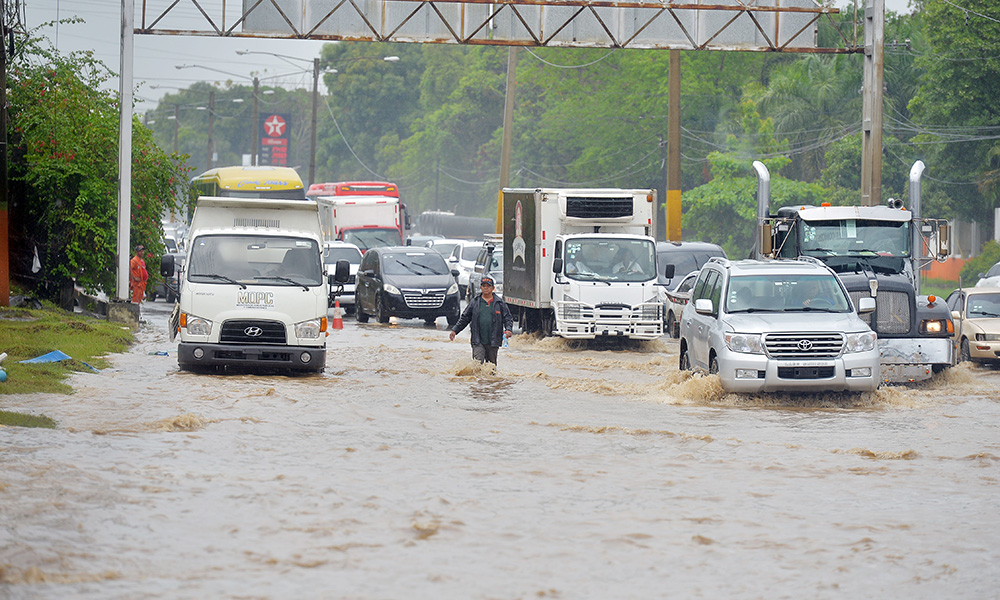 COE mantiene 18 provincias en alerta por vaguada