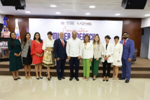 Alberto Ramírez Cabral, rector de la UFHEC y Pablo Ulloa, Defensor del Pueblo junto a las participantes en la conferencia.