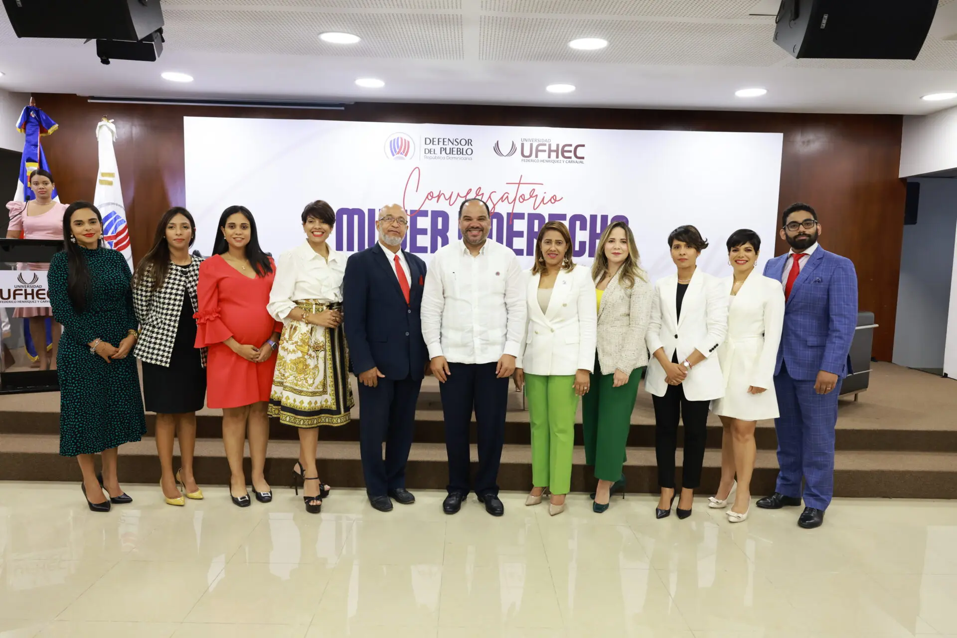 Alberto Ramírez Cabral, rector de la UFHEC y Pablo Ulloa, Defensor del Pueblo junto a las participantes en la conferencia.