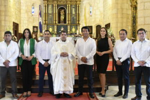 Suny Canchari, Lizzie González, Carlos Butrón, reverendo Nelson Clark, Arturo Marroquín, Lorena Gutiérrez, Mario Medina y Ubaldo Dedios en la celebración de la eucaristía por el aniversario de ISM.