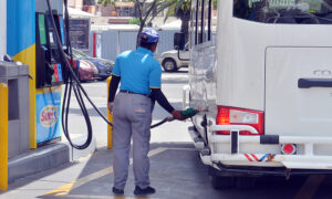 Gobierno mantiene subsidio a combustibles; precios se mantienen