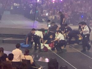 Tragedia en pleno show: una pantalla cayó y aplastó a un bailarín