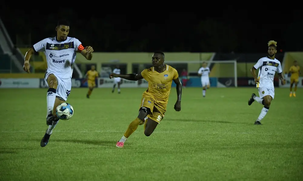 Pantoja pudo sobreponerse de un bajo rendimiento en la primera mitad para estrenarse con victoria ante la plantilla de O&M FC.