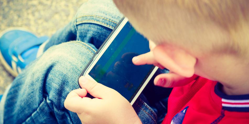 Sobreestimular niños a pantallas digitales afecta el desarrollo de habilidades, según psicólogo