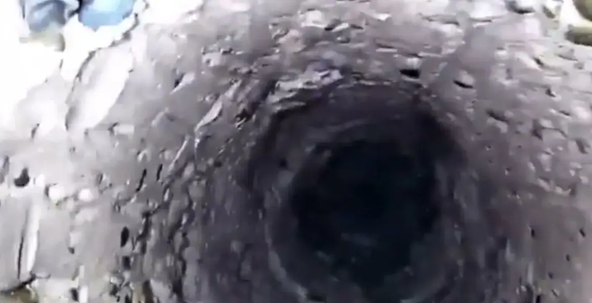 Video al interior del pozo donde están atrapados los mineros en México