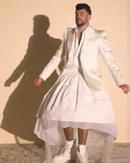 El vestidito que modela Bad Bunny en Harper's Bazaar