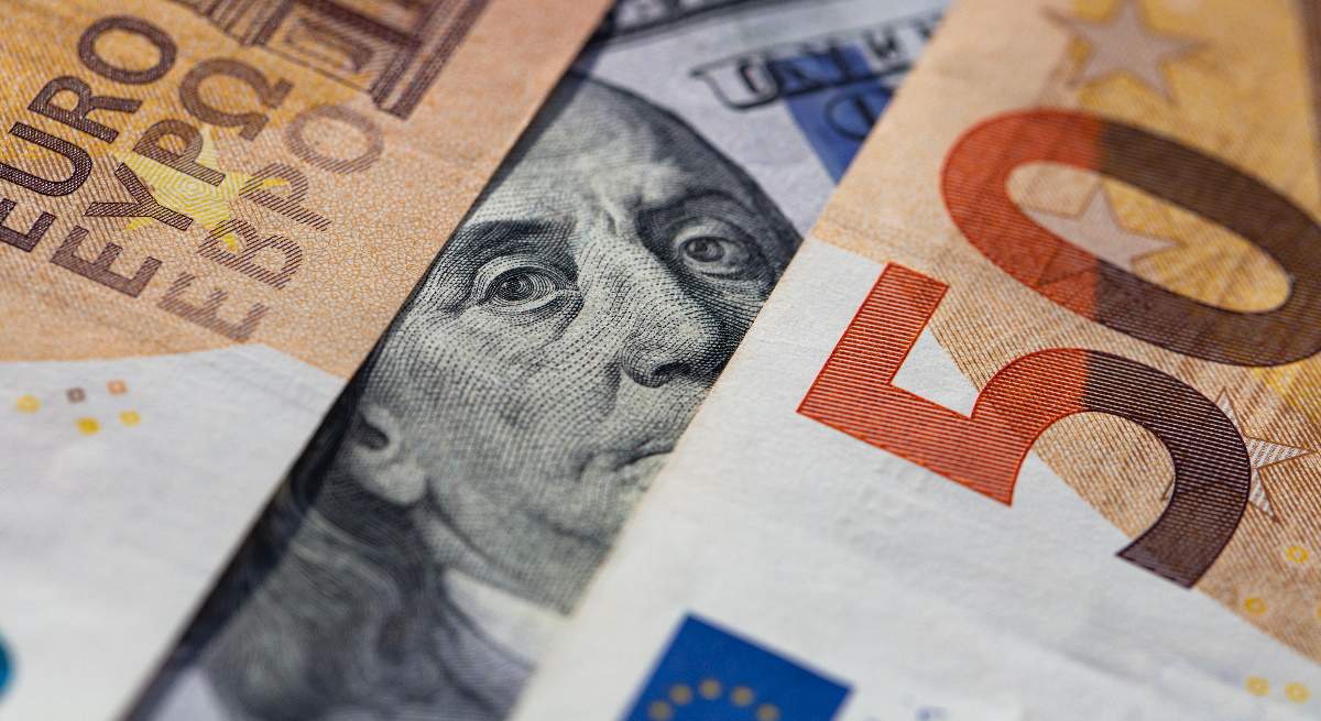 El euro sube levemente; se mantiene debajo de paridad respecto al dólar