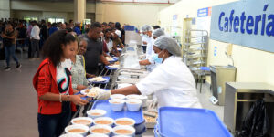 Trabajadores mientras sirven los alimentos de los estudiantes. Félix de la Cruz