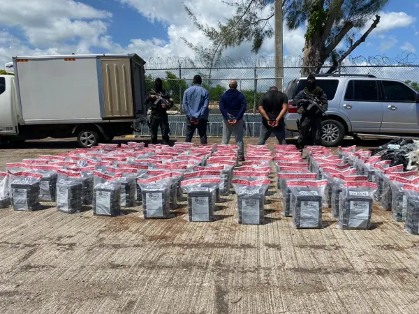 Detienen lancha con 590 paquetes de cocaína; arrestan a tres