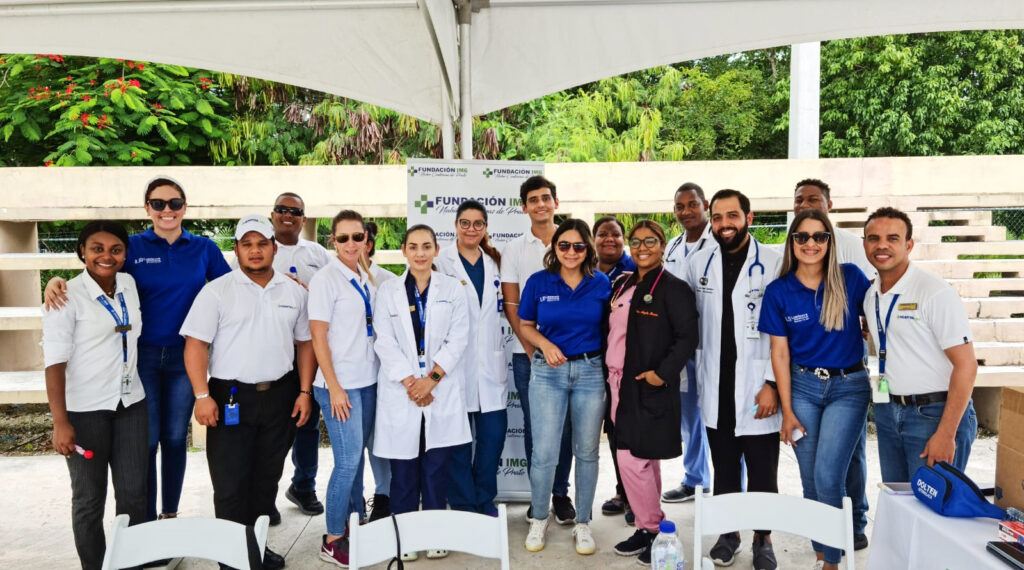 Equipo médico y voluntarios