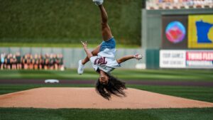 Gimnasta realiza el pitcheo más espectacular en la MLB