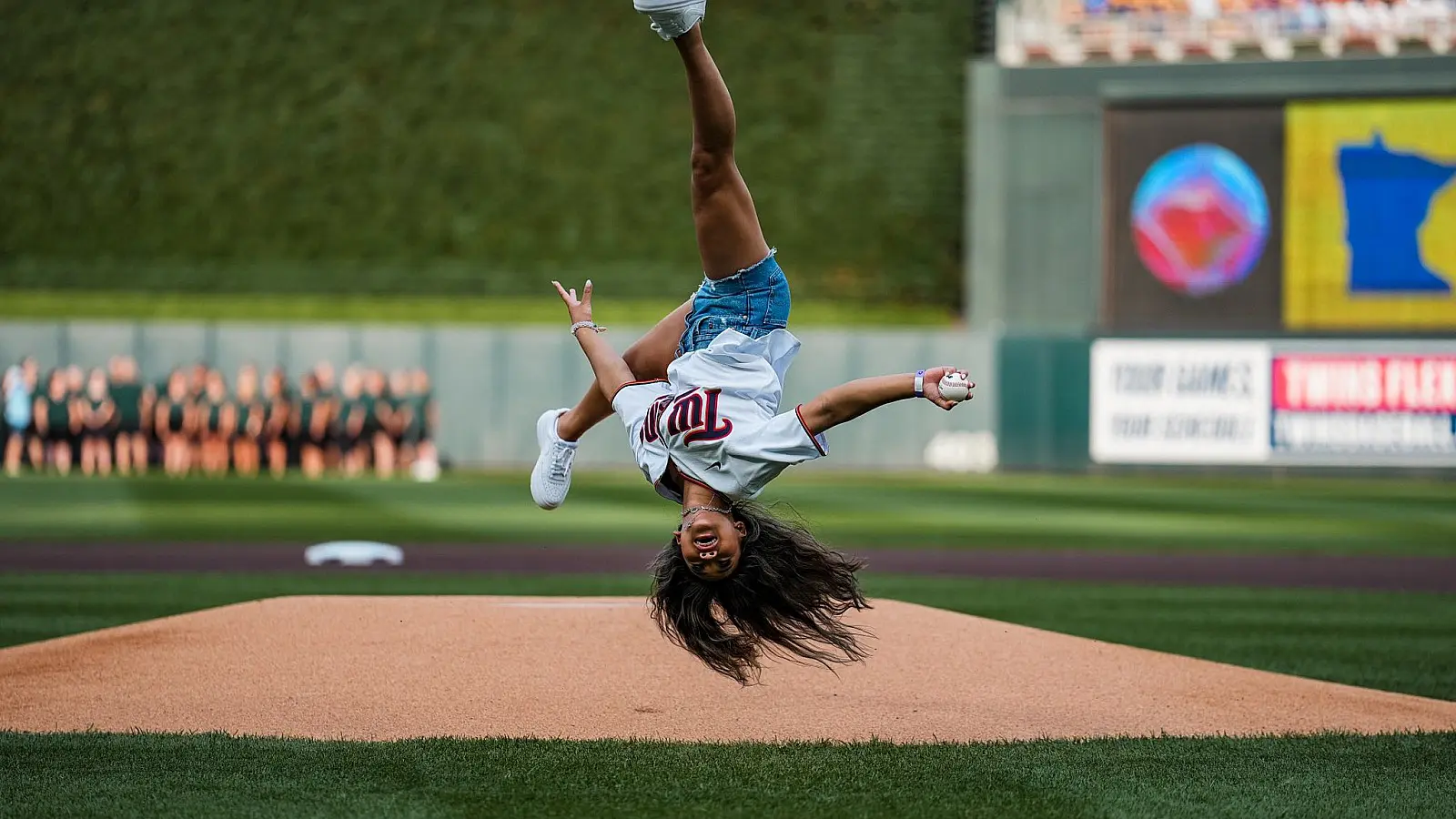 Gimnasta realiza el pitcheo más espectacular en la MLB