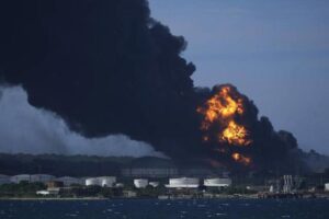 Grave incendio en Cuba llega a un tercer depósito de combustible
