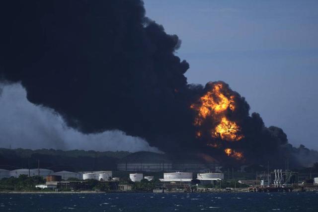 Grave incendio en Cuba llega a un tercer depósito de combustible