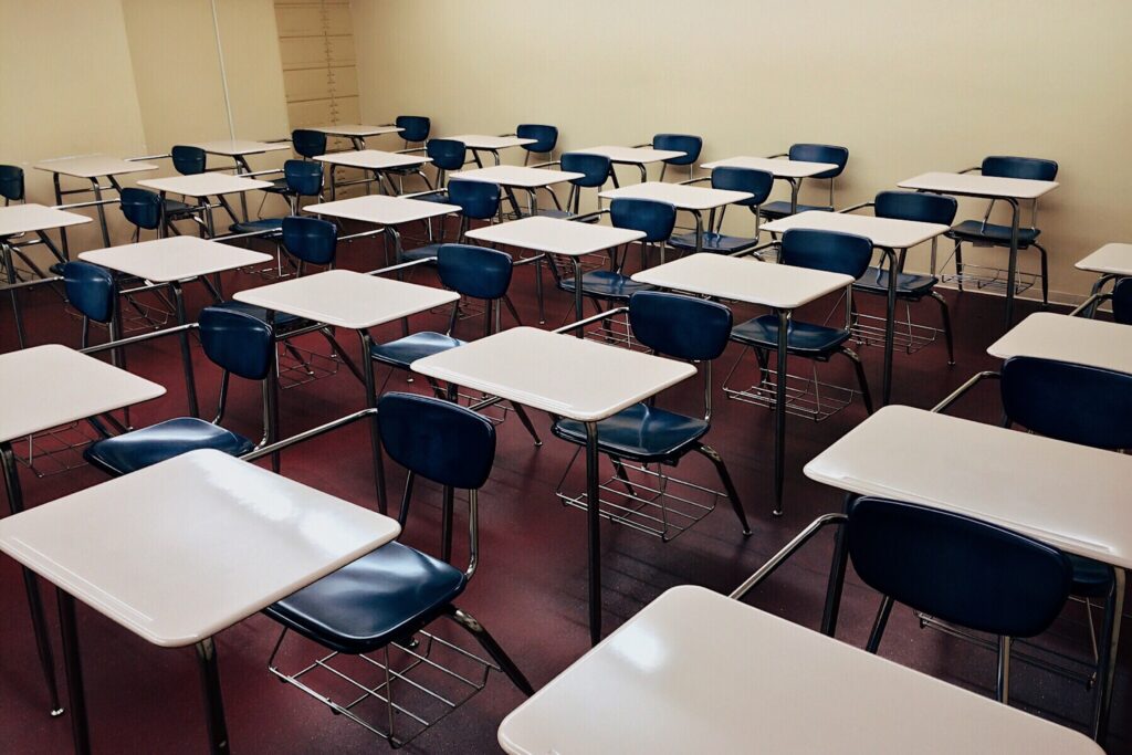 Suspenden a maestra por pedir semen a estudiantes