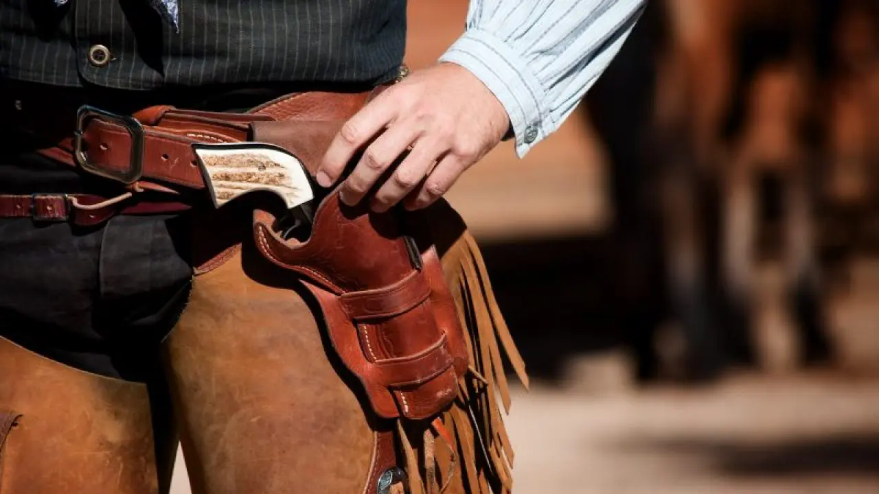 Al estilo antiguo oeste, hombre dispara al aire en Peravia