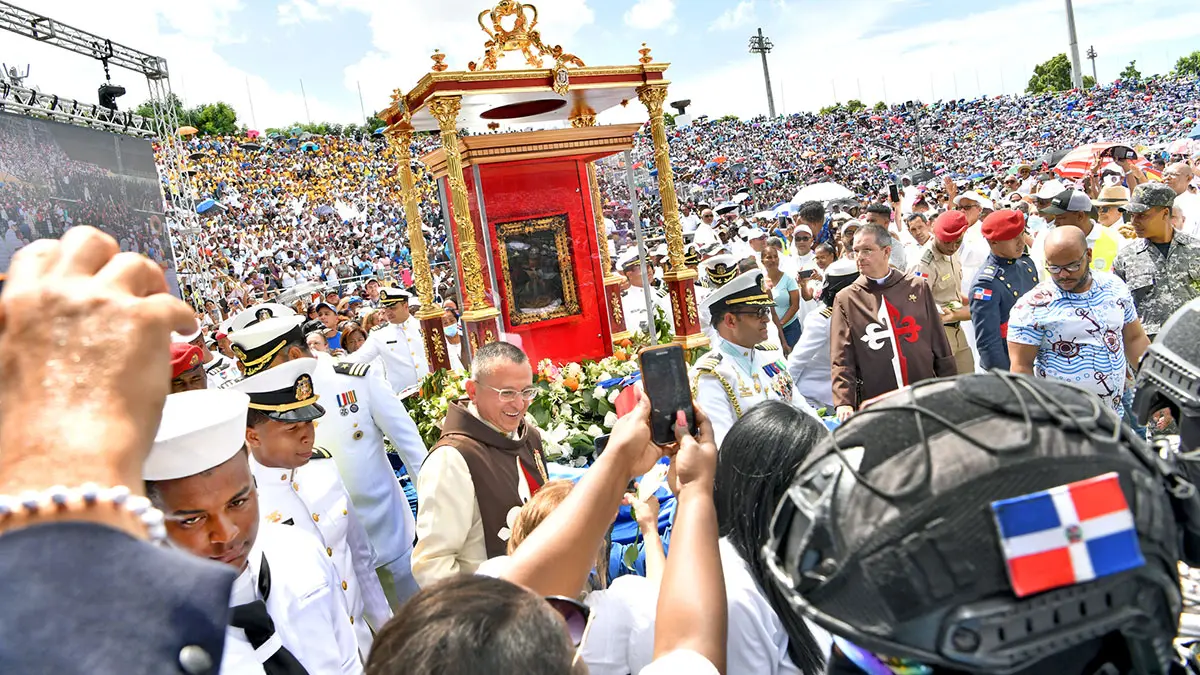 Paso del cuadro original de la virgen de la Altagracia por el estadio olímpico Félix Sánchez. Danny Polanco