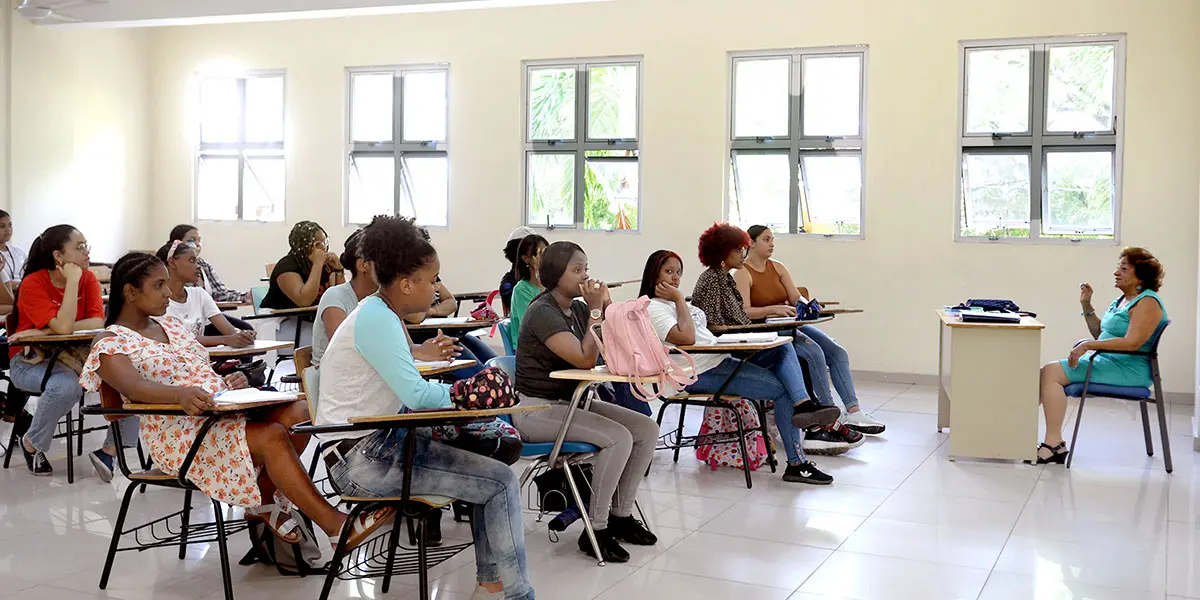 Maestra dando clases en un salón de la universidad. Félix de la Cruz