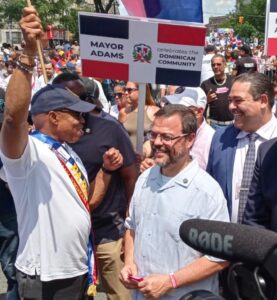 Alcalde y senador de NY participan en la Gran Parada dominicanos en el Bronx