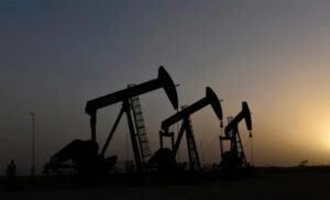 El petróleo de Texas baja un 4,8 % y cierra en 93,89 dólares el barril