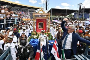 Pueblo dominicano recibe imagen de la virgen de la Altagracia en el olímpico FOTO: Danny Polanco