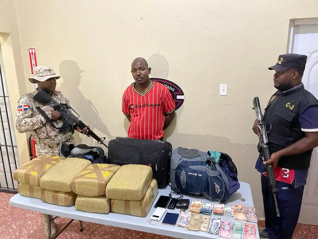 Detienen haitiano con aproximadamente 80 libras de presunta es marihuana