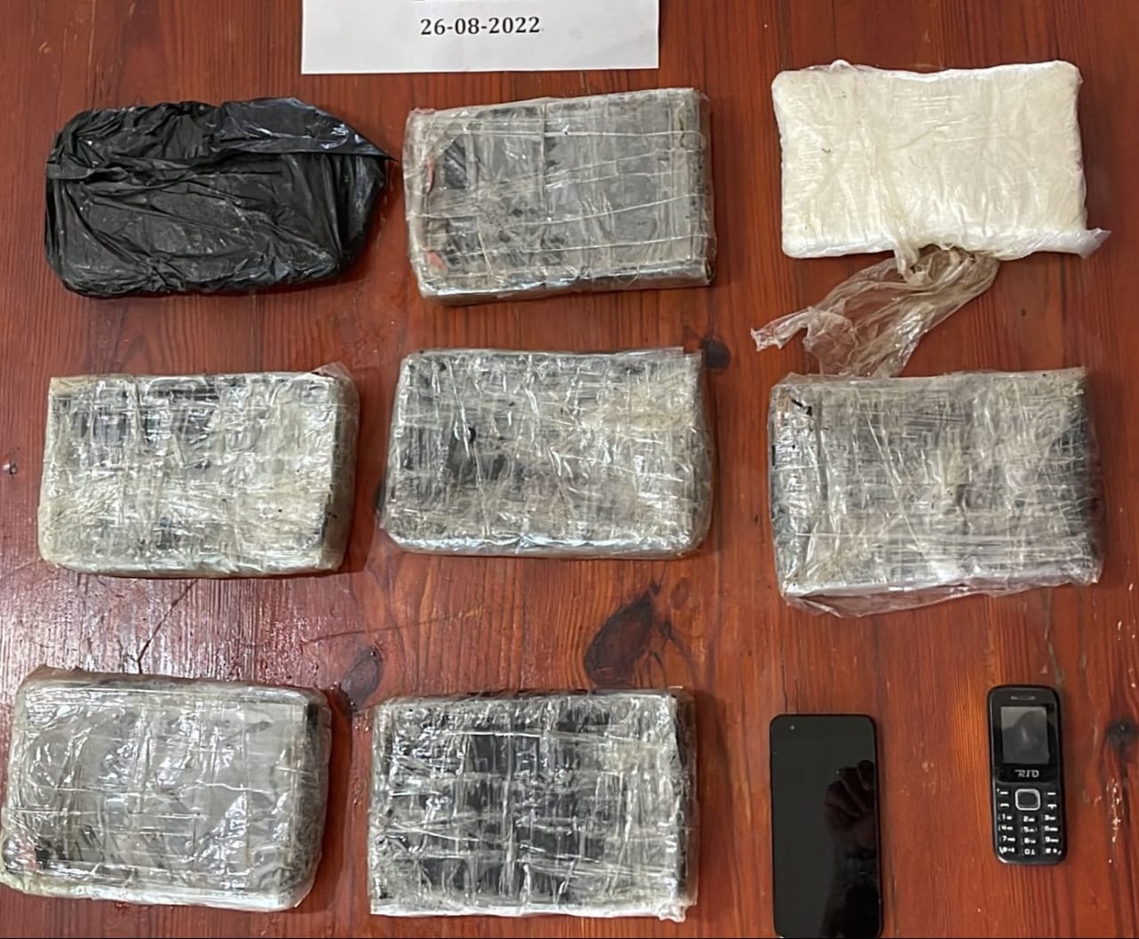 Ocupan 13 paquetes presumiblemente cocaína en operativos simultáneos