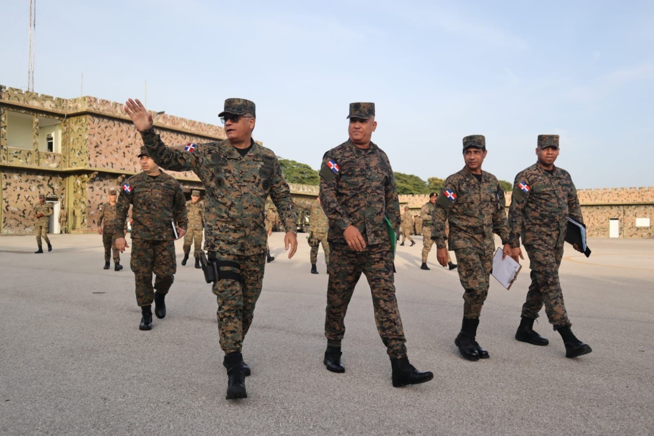 Comandante general del Ejército recorre frontera para supervisar  soldados