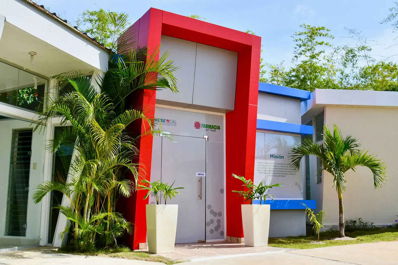 Inauguran primera Farmacia del Pueblo en Ciudad Juan Bosch