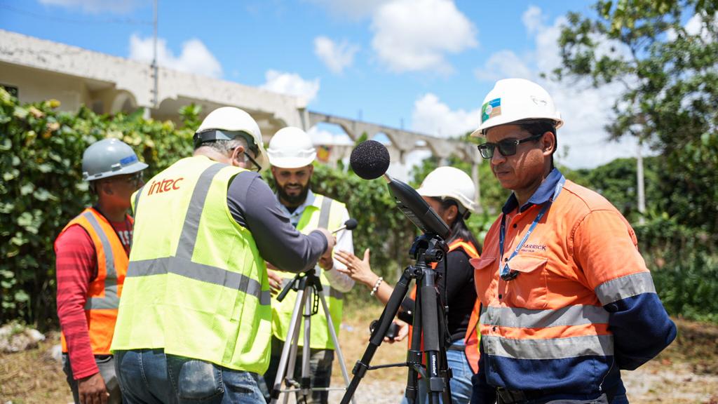 Técnicos de INTEC y de la Barrick realizando las pruevas del aire y el sonido  