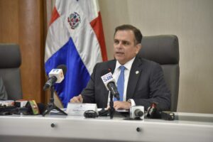 Ministro de Hacienda justifica reducción presupuesto de Educación