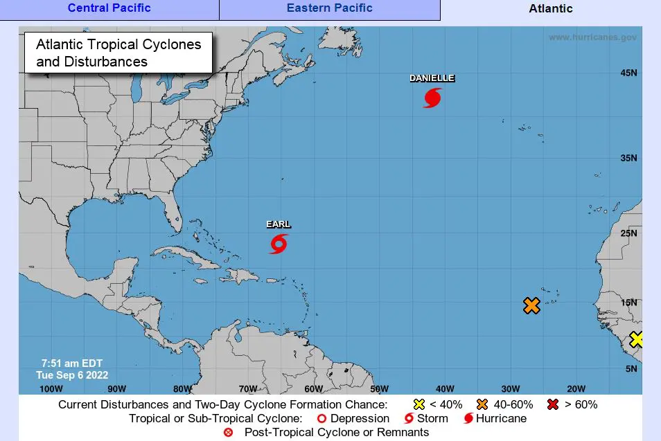 El huracán Danielle pierde fuerza y la tormenta Earl puede fortalecerse