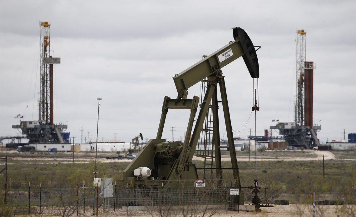 Petróleo de Texas baja un 2,6% y cierra en 76,71 dólares el barril