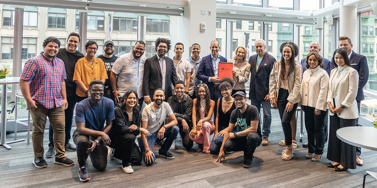 Estudiantes dominicanos junto a representantes de la Fundación AES.