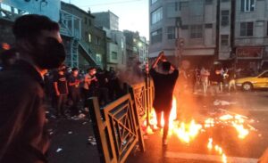 Las protestas en Irán por muerte de Amini suman 41 muertos y 1.186 detenidos