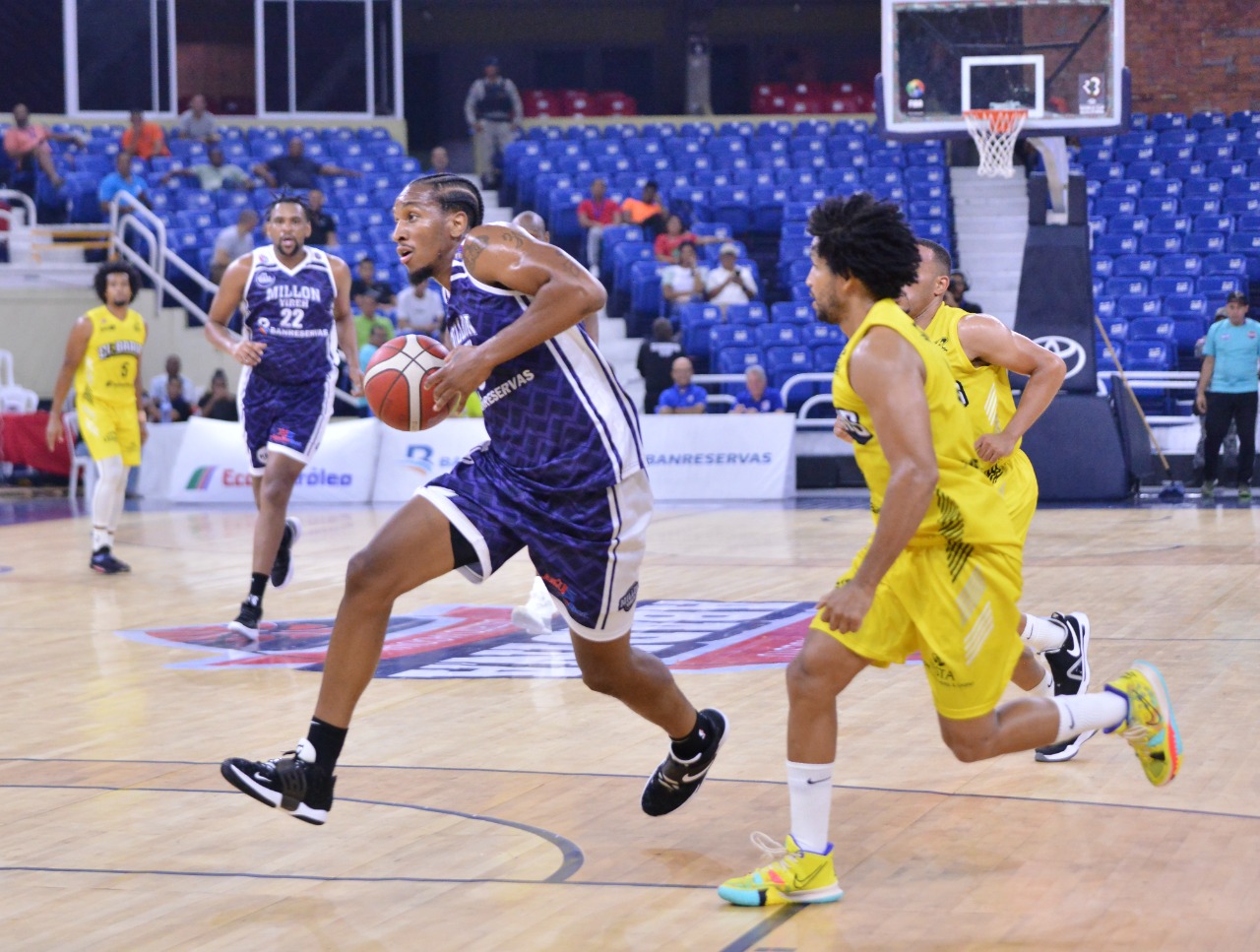 Marvin Smith Jr., de El Millón, avanza con el balón defendido por José Fortuna, del Rafael Barias.